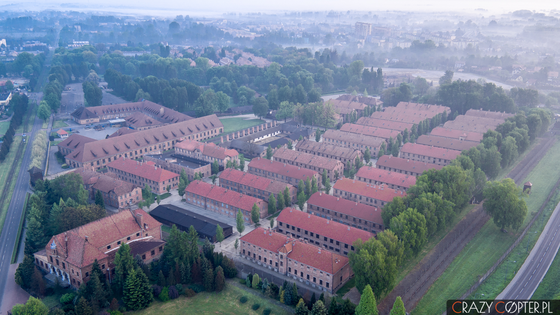 Widok z góry na obóz koncentracyjny Auschwitz - zdjęcie z drona