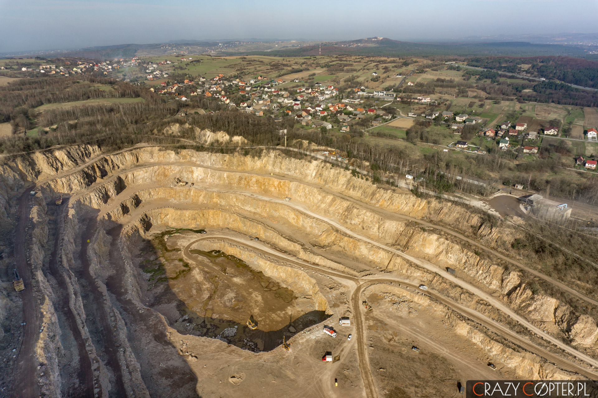 Zdjęcia przemysłowe - poglądowe zdjęcie z drona kopalni odkrywkowej 