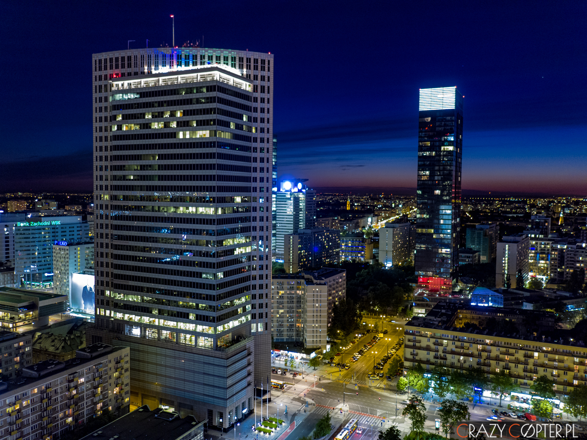 Zdjęcia z drona wieżowców w Warszawie.