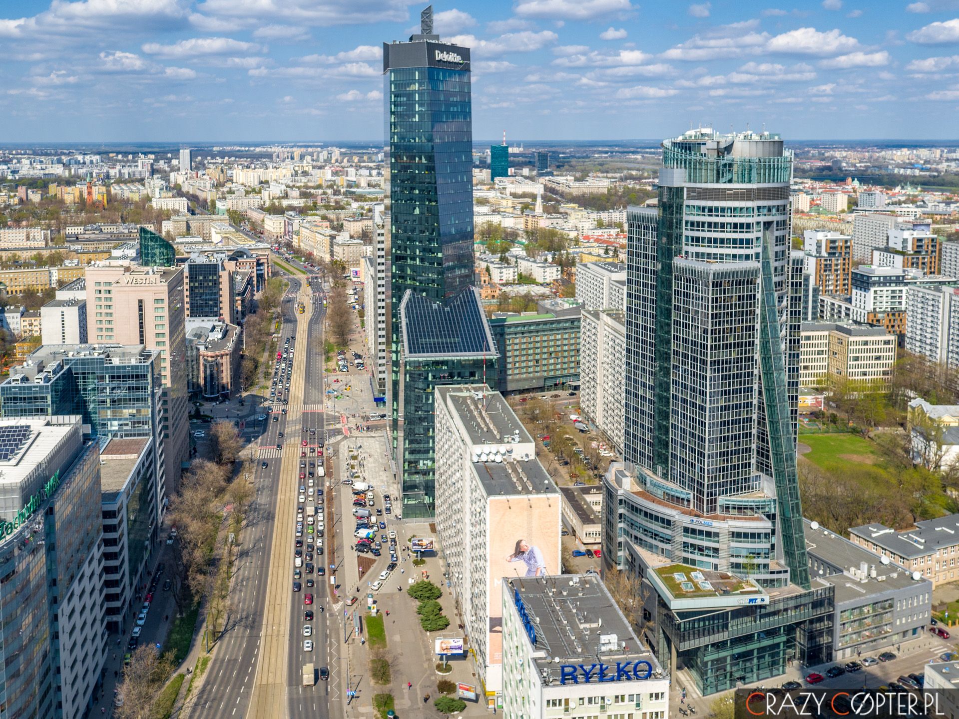 Zdjęcie z lotu ptaka przedstawiające wieżowce w Centrum Warszawy.